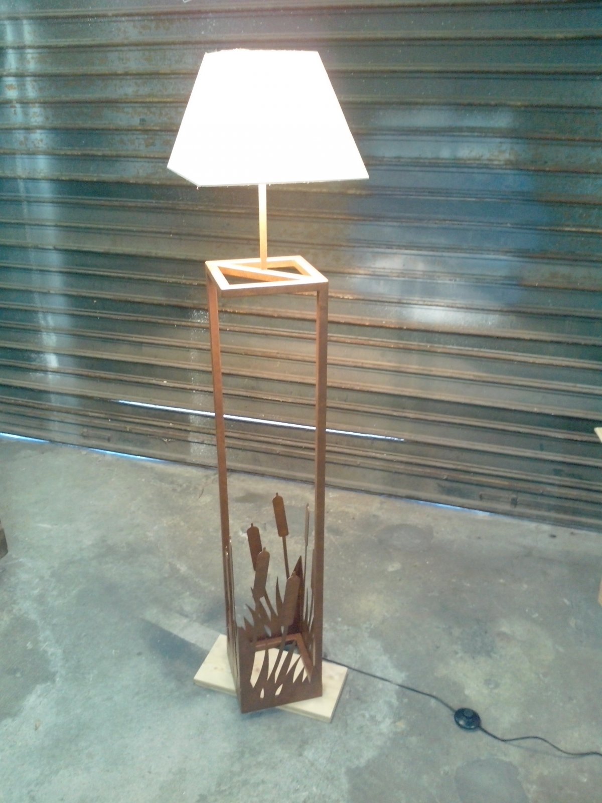Lampe sur pied métallique roseaux/images/amgInt/20/galerie/image_0.jpg