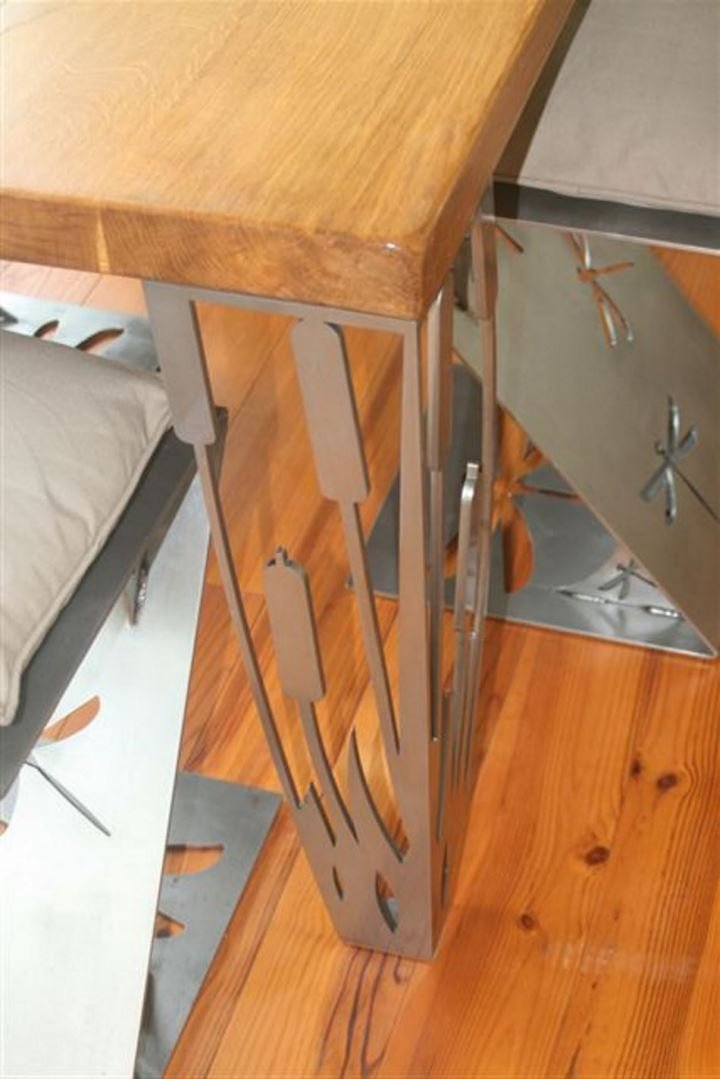 Table en bois avec pieds métalliques sculptés /images/amgInt/7/galerie/image_0.jpg